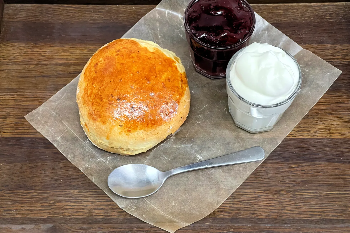 Nygräddad scone med hemgjord sylt och vispad grädde