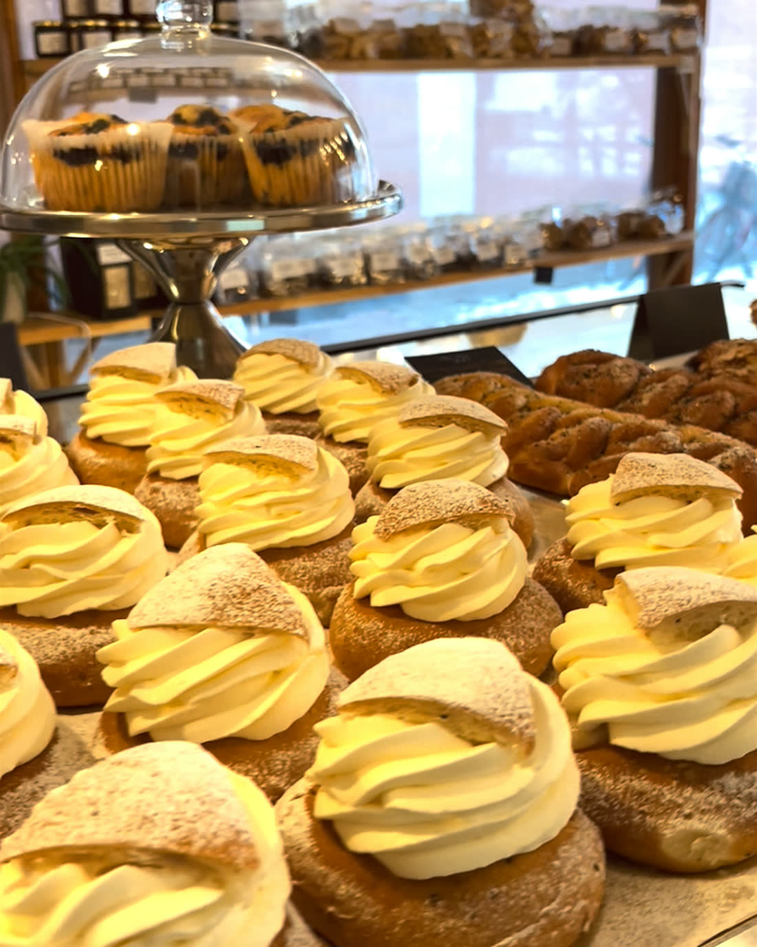 Semlor och bakverk i disken hos Papa Lee Bakery